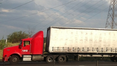 Vrachtauto + aanhangwagen